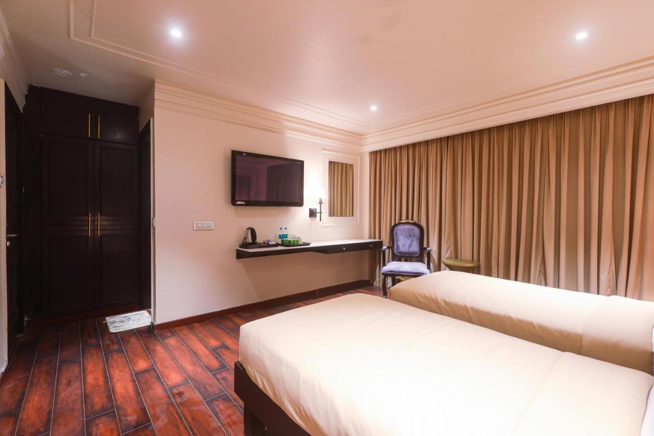The Saga Hotel New Delhi Exterior photo